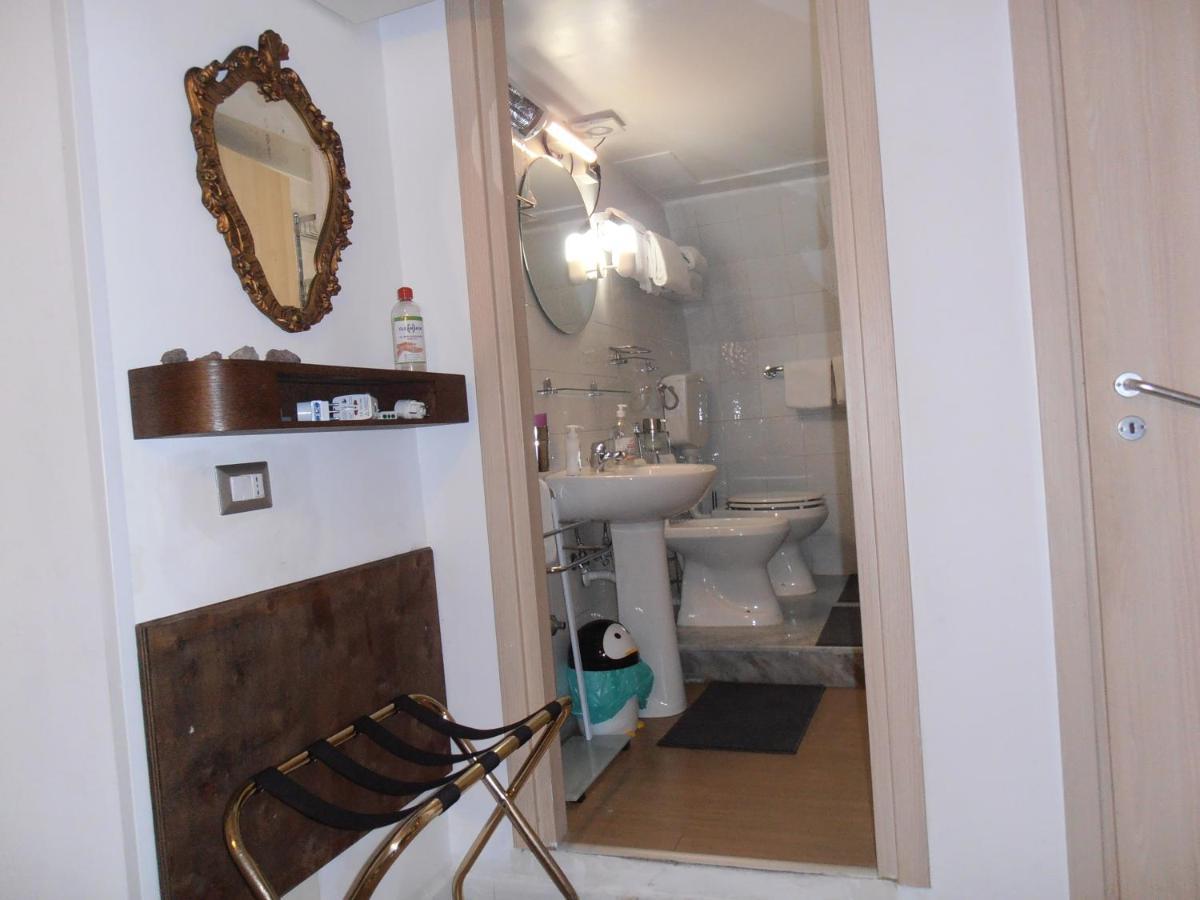 La Residenza Napoli Chiaia Short Let Apartment Superior Via Chiaia 82 Экстерьер фото
